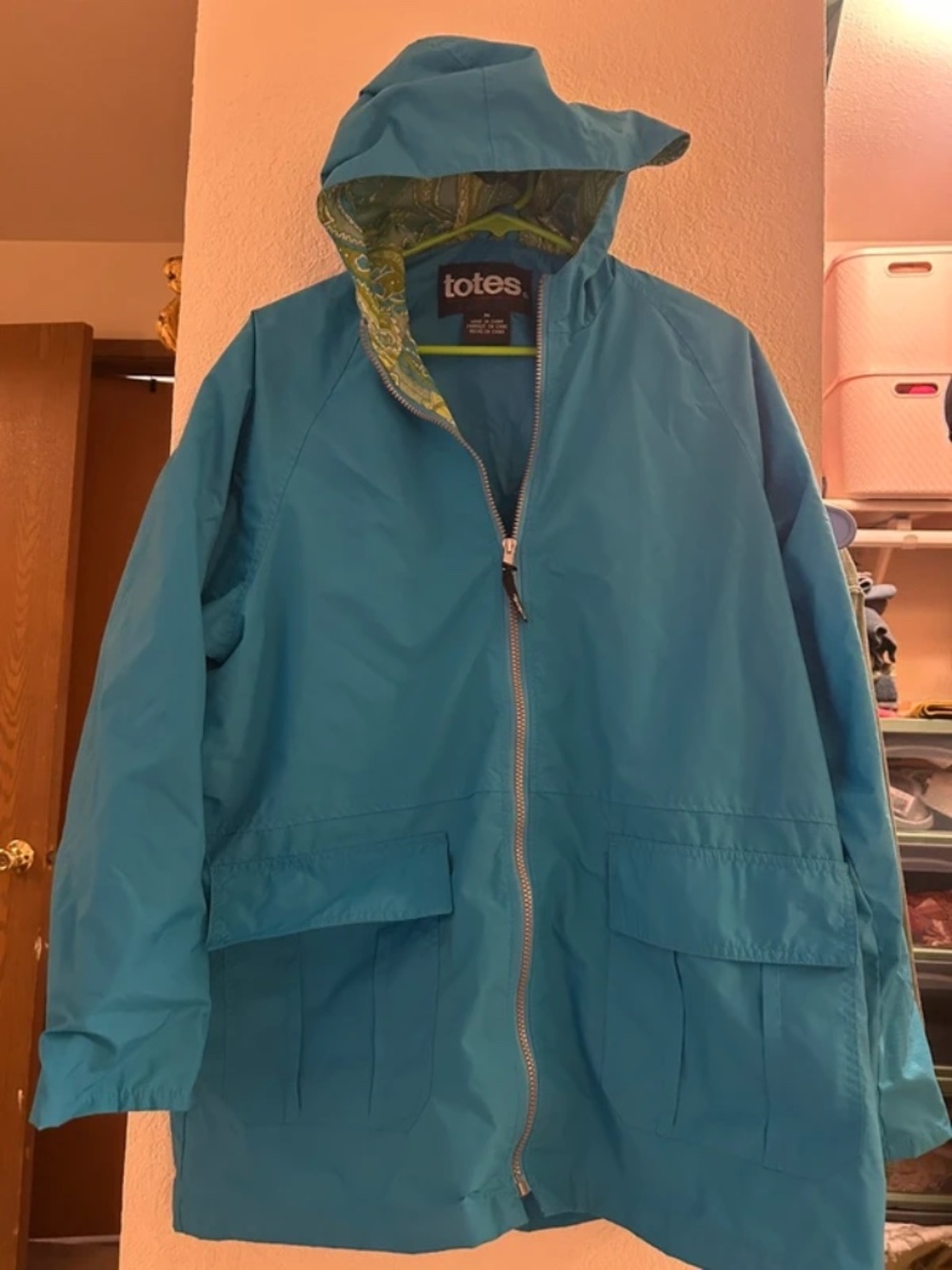 Totes Women’s Blue Hooded 100% Nylon Rain Jacket Size Medium Paisley Lined